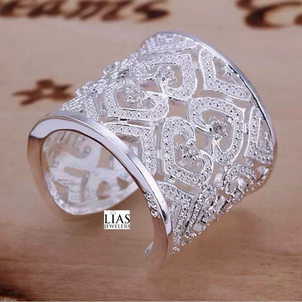 New 18k white gold wedding ring